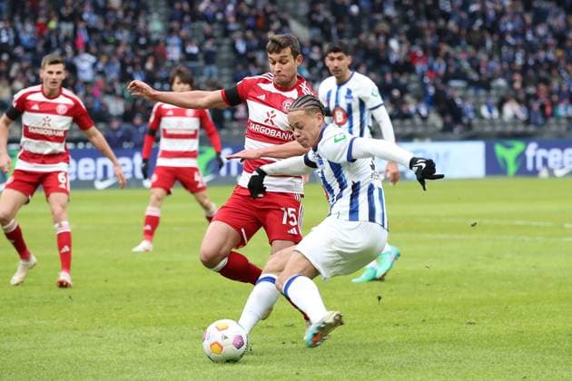 21 01 2024, xtgx, Fußball 2 Bundesliga, Hertha BSC Berlin Fortuna Duesseldorf emspor, v l Tim Oberdorf Fortuna Duesseldorf Derry Scherhant Hertha BSC Berlin Zweikampf, Aktion, action, battle for the ball DFL DFB REGULATIONS PROHIBIT ANY USE OF PHOTOGRAPHS as IMAGE SEQUENCES and or QUASI VIDEO Berlin