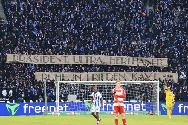 DEU, DFL, 2 FBL, Hertha BSC vs Fortuna Duesseldorf, 21 01 2024, Berliner Olympiastadion, Berlin, DEU, DFL, 2 FBL, Hertha BSC vs Fortuna Duesseldorf, im Bild Trauer der Hertha Fans für Praesident Kay Bernstein Hertha BSC Berlin DFL regulations prohibit any use of Photographs as image sequences and or quasi video Foto Juergen Engler nordphoto GmbH nordphotoxGmbHx xEngler nph00076
