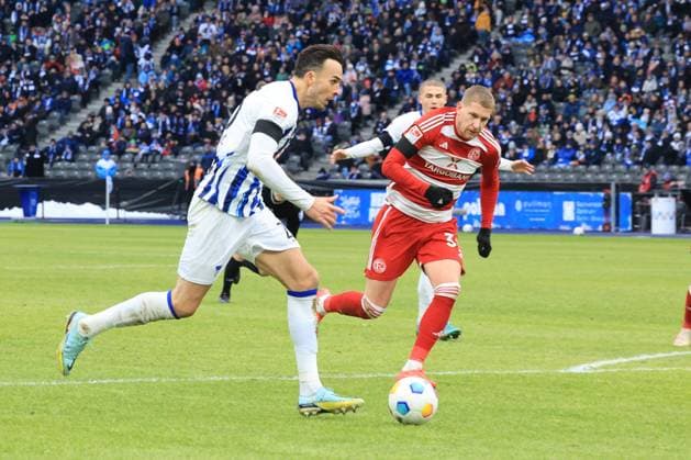DEU, DFL, 2 FBL, Hertha BSC vs Fortuna Duesseldorf, 21 01 2024, Berliner Olympiastadion, Berlin, DEU, DFL, 2 FBL, Hertha BSC vs Fortuna Duesseldorf, in the picture Haris Tabakovic Hertha BSC Berlin 25 , Andre Hoffmann Fortuna Duesseldorf 3 DFL regulations prohibit any use of Photographs as image sequences and or quasi video Foto Juergen Engler nordphoto GmbH nordphotoxGmbHx xEngler nph00076