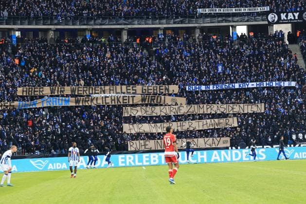 DEU, DFL, 2 FBL, Hertha BSC vs Fortuna Duesseldorf, 21 01 2024, Berliner Olympiastadion, Berlin, DEU, DFL, 2 FBL, Hertha BSC vs Fortuna Duesseldorf, im Bild Trauer der Hertha Fans für Praesident Kay Bernstein Hertha BSC Berlin DFL regulations prohibit any use of Photographs as image sequences and or quasi video Foto Juergen Engler nordphoto GmbH nordphotoxGmbHx xEngler nph00076