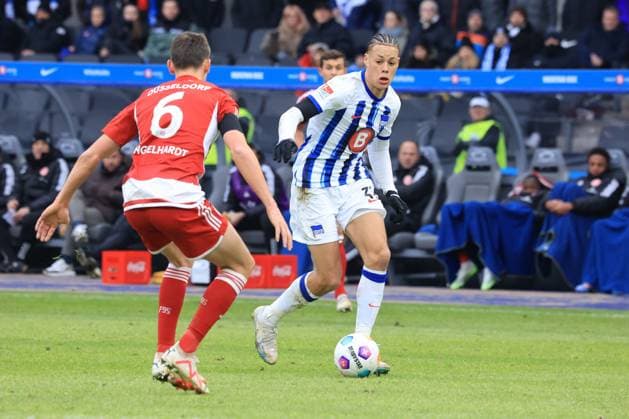 DEU, DFL, 2 FBL, Hertha BSC vs Fortuna Duesseldorf, 21 01 2024, Berliner Olympiastadion, Berlin, DEU, DFL, 2 FBL, Hertha BSC vs Fortuna Duesseldorf, im Bild 2 1 durch Derry Scherhant Hertha BSC Berlin 39 , Yannik Engelhardt Fortuna Duesseldorf 6 DFL regulations prohibit any use of Photographs as image sequences and or quasi video Foto Juergen Engler nordphoto GmbH nordphotoxGmbHx xEngler nph00076
