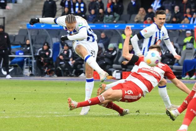 DEU, DFL, 2 FBL, Hertha BSC vs Fortuna Duesseldorf, 21 01 2024, Berliner Olympiastadion, Berlin, DEU, DFL, 2 FBL, Hertha BSC vs Fortuna Duesseldorf, im Bild 2 1 durch Derry Scherhant Hertha BSC Berlin 39 , Yannik Engelhardt Fortuna Duesseldorf 6 DFL regulations prohibit any use of Photographs as image sequences and or quasi video Foto Juergen Engler nordphoto GmbH nordphotoxGmbHx xEngler nph00076
