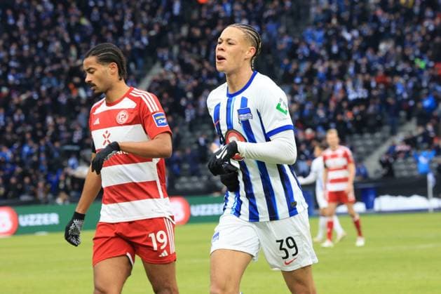 DEU, DFL, 2 FBL, Hertha BSC vs Fortuna Duesseldorf, 21 01 2024, Berliner Olympiastadion, Berlin, DEU, DFL, 2 FBL, Hertha BSC vs Fortuna Duesseldorf, im Bild 2 1 durch Derry Scherhant Hertha BSC Berlin 39 , Emmanuel Iyoha Fortuna Duesseldorf 19 DFL regulations prohibit any use of Photographs as image sequences and or quasi video Foto Juergen Engler nordphoto GmbH nordphotoxGmbHx xEngler nph00076