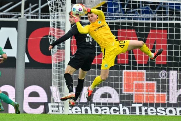 21 01 2024 Soccer Season 2023 2024 2 Soccer Bundesliga 18 Matchday SC Paderborn 07 SCP SpVgg Greuther Fürth Kleeblatt Sportfoto Zink xwoxzix DFL regulations prohibit any use of photographs as image sequences and or quasi video only for editorial use Felix Platte 36, SC Paderborn 07 Jonas Urbig 40, SpVgg Greuther Fürth