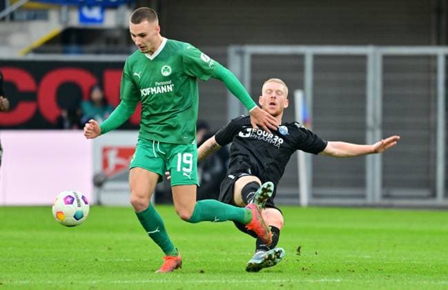21 01 2024 Soccer Season 2023 2024 2 Soccer Bundesliga 18 Matchday SC Paderborn 07 SCP SpVgg Greuther Fürth Kleeblatt Sportfoto Zink xwoxzix DFL regulations prohibit any use of photographs as image sequences and or quasi video only for editorial use Tim Lemperle 19, SpVgg Greuther Fürth Kai Klefisch 27, SC Paderborn 07