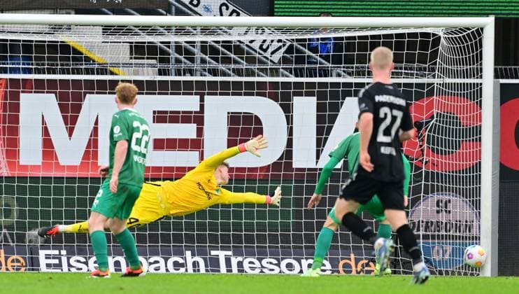 21 01 2024 Soccer Season 2023 2024 2 Soccer Bundesliga 18 Matchday SC Paderborn 07 SCP SpVgg Greuther Fürth Kleeblatt Sportfoto Zink xwoxzix DFL regulations prohibit any use of photographs as image sequences and or quasi video only for editorial use Jonas Urbig 40, SpVgg Greuther Fürth Spielball Ball an Pfosten Schuss Chance Torchance durch Aaron Zehnter 32, SC Paderborn 07