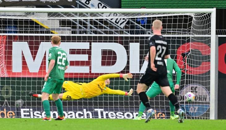 21 01 2024 Soccer Season 2023 2024 2 Soccer Bundesliga 18 Matchday SC Paderborn 07 SCP SpVgg Greuther Fürth Kleeblatt Sportfoto Zink xwoxzix DFL regulations prohibit any use of photographs as image sequences and or quasi video only for editorial use Jonas Urbig 40, SpVgg Greuther Fürth Spielball Ball an Pfosten Schuss Chance Torchance durch Aaron Zehnter 32, SC Paderborn 07