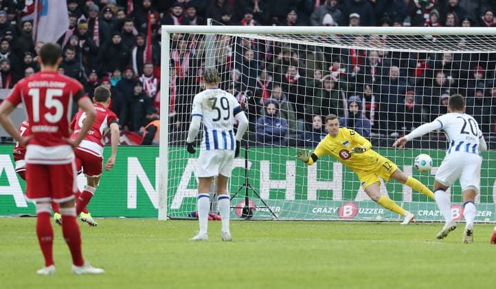 Yannik Engelhardt scores the goal to make it 2 2 against goalkeeper Tjark Ernst Sport Football Soccer DFL 2 Bundesliga Men 18 Matchday Season 2023 2024 21 01 2024 Hertha BSC Berlin vs Fortuna Düsseldorf DFL regulations prohibit any use of photographs as image sequences and or quasi video