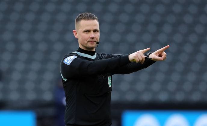 Referee Dr Robert Kampka pointing, gesturing action upper body Sport Football Soccer DFL 2 Bundesliga Men 18 Matchday Season 2023 2024 21 01 2024 Hertha BSC Berlin vs Fortuna Düsseldorf DFL regulations prohibit any use of photographs as image sequences and or quasi video