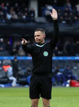 Referee Dr Robert Kampka pointing, gesturing action upper body Sport Football Soccer DFL 2 Bundesliga Men 18 Matchday Season 2023 2024 21 01 2024 Hertha BSC Berlin vs Fortuna Düsseldorf DFL regulations prohibit any use of photographs as image sequences and or quasi video