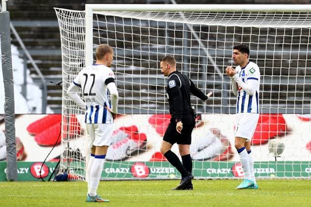 21 01 2024, xtgx, Soccer 2 Bundesliga, Hertha BSC Berlin Fortuna Duesseldorf emspor, v l Referee Referee Robert Kampka Köln Koeln decides on penalty Andreas Bouchalakis Hertha BSC Berlin DFL DFB REGULATIONS PROHIBIT ANY USE OF PHOTOGRAPHS as IMAGE SEQUENCES and or QUASI VIDEO Berlin
