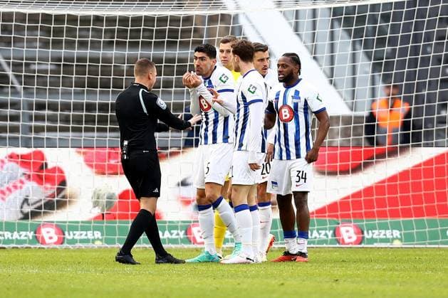 21 01 2024, xtgx, Soccer 2 Bundesliga, Hertha BSC Berlin Fortuna Duesseldorf emspor, v l Referee Referee Robert Kampka Köln Koeln discusses with Andreas Bouchalakis Hertha BSC Berlin DFL DFB REGULATIONS PROHIBIT ANY USE OF PHOTOGRAPHS as IMAGE SEQUENCES and or QUASI VIDEO Berlin