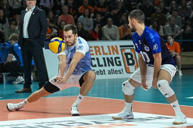 Berlin, Germany January 21, 2024 1 VBL 2023 2024 Berlin Recycling Volleys vs VfB Friedrichshafen In the picture Tim Peter VfB Friedrichshafen receiving the ball, next to him Nikola Pekovic VfB Friedrichshafen Copyright: xFotostandx xReuhlx