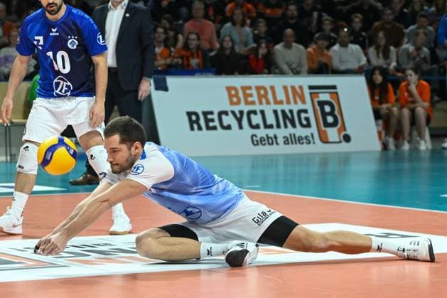 Berlin, Germany 21 January 2024 1 VBL 2023 2024 Berlin Recycling Volleys vs VfB Friedrichshafen In the picture Tim Peter VfB Friedrichshafen stretches for the ball Copyright: xFotostandx xReuhlx