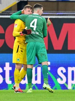 21 01 2024 Soccer Season 2023 2024 2 Soccer Bundesliga 18 Matchday SC Paderborn 07 SCP SpVgg Greuther Fürth Kleeblatt Sportfoto Zink xwoxzix DFL regulations prohibit any use of photographs as image sequences and or quasi video only for editorial use Jonas Urbig 40, SpVgg Greuther Fürth Damian Michalski 4, SpVgg Greuther Fürth after the end of the match