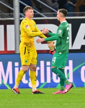 21 01 2024 Soccer Season 2023 2024 2 Soccer Bundesliga 18 Matchday SC Paderborn 07 SCP SpVgg Greuther Fürth Kleeblatt Sportfoto Zink xwoxzix DFL regulations prohibit any use of photographs as image sequences and or quasi video only for editorial use Jonas Urbig 40, SpVgg Greuther Fürth Denis Pfaffenrot 34, SpVgg Greuther Fürth after the end of the match