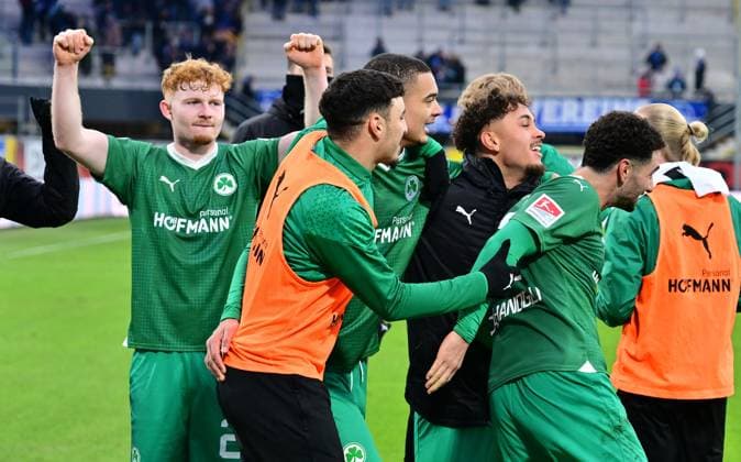 21 01 2024 Soccer Season 2023 2024 2 Soccer Bundesliga 18 Matchday SC Paderborn 07 SCP SpVgg Greuther Fürth Kleeblatt Sportfoto Zink xwoxzix DFL regulations prohibit any use of photographs as image sequences and or quasi video only for editorial use Robert Wagner 22, SpVgg Greuther Fuerth Oualid Mhamdi 3, SpVgg Greuther Fuerth Maximilian Solomon Dietz 33, SpVgg Greuther Fuerth Armindo Sieb 30, SpVgg Greuther Fuerth Kerim Calhanoglu 21, SpVgg Greuther Fuerth Cheering after the end of the match
