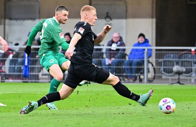 21 01 2024 Soccer Season 2023 2024 2 Soccer Bundesliga 18 Matchday SC Paderborn 07 SCP SpVgg Greuther Fürth Kleeblatt Sportfoto Zink xwoxzix DFL regulations prohibit any use of photographs as image sequences and or quasi video only for editorial use Lukas Petkov 16, SpVgg Greuther Fürth Laurin Curda 17, SC Paderborn 07