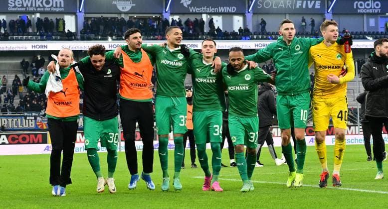 21 01 2024 Soccer Season 2023 2024 2 Soccer Bundesliga 18 Matchday SC Paderborn 07 SCP SpVgg Greuther Fürth Kleeblatt Sportfoto Zink xwoxzix DFL regulations prohibit any use of photographs as image sequences and or quasi video only for editorial use Jomaine Consbruch 14, SpVgg Greuther Fürth Armindo Sieb 30, SpVgg Greuther Fürth Oualid Mhamdi 3, SpVgg Greuther Fürth Maximilian Solomon Dietz 33, SpVgg Greuther Fürth Denis Pfaffenrot 34, SpVgg Greuther Fürth Julian Green 37, SpVgg Greuther Fürth Branimir Hrgota 10, SpVgg Greuther Fürth Jonas Urbig 40, SpVgg Greuther Fürth Cheering after the end of the game