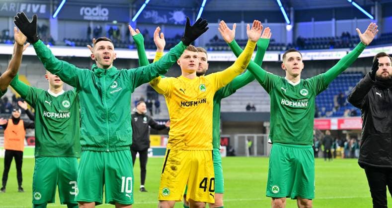 21 01 2024 Soccer Season 2023 2024 2 Soccer Bundesliga 18 Matchday SC Paderborn 07 SCP SpVgg Greuther Fürth Kleeblatt Sportfoto Zink xwoxzix DFL regulations prohibit any use of photographs as image sequences and or quasi video only for editorial use Branimir Hrgota 10 SpVgg Greuther Fürth Jonas Urbig 40, SpVgg Greuther Fürth Damian Michalski 4, SpVgg Greuther Fürth Jubel Freude nach Spielende
