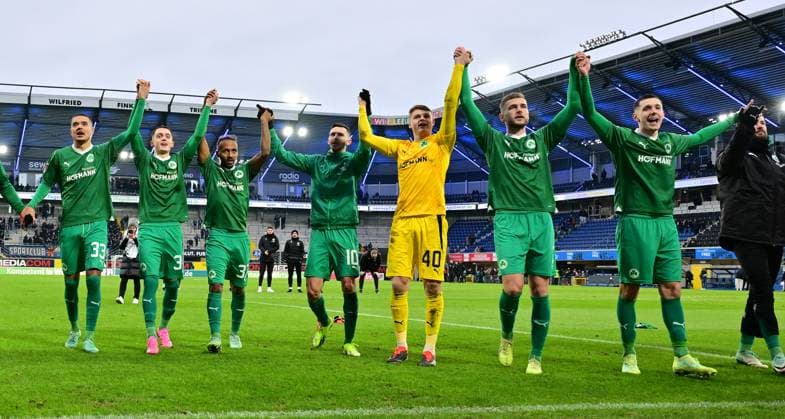 21 01 2024 Soccer season 2023 2024 2 Soccer Bundesliga 18 Matchday SC Paderborn 07 SCP SpVgg Greuther Fürth Kleeblatt Sportfoto Zink xwoxzix DFL regulations prohibit any use of photographs as image sequences and or quasi video only for editorial use Maximilian Solomon Dietz 33, SpVgg Greuther Fürth Denis Pfaffenrot 34, SpVgg Greuther Fürth Julian Green 37, SpVgg Greuther Fürth Branimir Hrgota 10 SpVgg Greuther Fürth Jonas Urbig 40, SpVgg Greuther Fürth Dennis Srbeny 7, SpVgg Greuther Fürth Damian Michalski 4, SpVgg Greuther Fürth Cheering after the end of the match