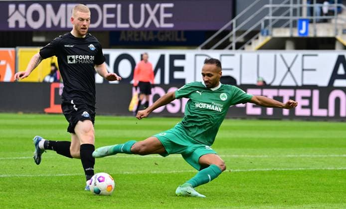 21 01 2024 Soccer Season 2023 2024 2 Soccer Bundesliga 18 Matchday SC Paderborn 07 SCP SpVgg Greuther Fürth Kleeblatt Sportfoto Zink xwoxzix DFL regulations prohibit any use of photographs as image sequences and or quasi video only for editorial use Kai Klefisch 27, SC Paderborn 07 Julian Green 37, SpVgg Greuther Fürth