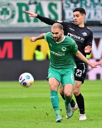 21 01 2024 Soccer Season 2023 2024 2 Soccer Bundesliga 18 Matchday SC Paderborn 07 SCP SpVgg Greuther Fürth Kleeblatt Sportfoto Zink xwoxzix DFL regulations prohibit any use of photographs as image sequences and or quasi video only for editorial use Simon Asta 2, SpVgg Greuther Fürth vor Raphael Obermair 23, SC Paderborn 07