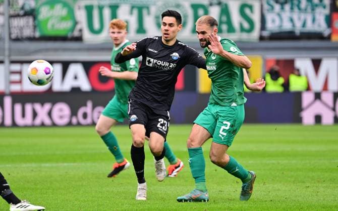 21 01 2024 Soccer Season 2023 2024 2 Soccer Bundesliga 18 Matchday SC Paderborn 07 SCP SpVgg Greuther Fürth Kleeblatt Sportfoto Zink xwoxzix DFL regulations prohibit any use of photographs as image sequences and or quasi video only for editorial use Raphael Obermair 23, SC Paderborn 07 Simon Asta 2, SpVgg Greuther Fürth