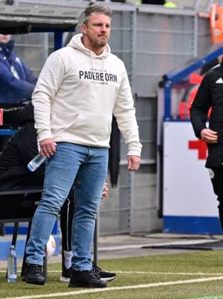 21 01 2024 Soccer Season 2023 2024 2 Soccer Bundesliga 18 Matchday SC Paderborn 07 SCP SpVgg Greuther Fürth Kleeblatt Sportfoto Zink xwoxzix DFL regulations prohibit any use of photographs as image sequences and or quasi video only for editorial use Lukas Kwasniok Trainer SC Paderborn 07