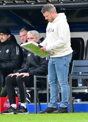 21 01 2024 Soccer Season 2023 2024 2 Soccer Bundesliga 18 Matchday SC Paderborn 07 SCP SpVgg Greuther Fürth Kleeblatt Sportfoto Zink xwoxzix DFL regulations prohibit any use of photographs as image sequences and or quasi video only for editorial use Lukas Kwasniok Trainer SC Paderborn 07 mit Taktikboard