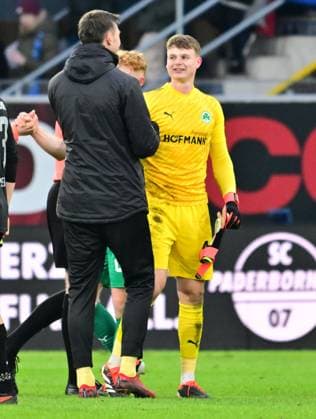 21 01 2024 Soccer Season 2023 2024 2 Soccer Bundesliga 18 Matchday SC Paderborn 07 SCP SpVgg Greuther Fürth Kleeblatt Sportfoto Zink xwoxzix DFL regulations prohibit any use of photographs as image sequences and or quasi video only for editorial use Andreas Linde 1, SpVgg Greuther Fürth Jonas Urbig 40, SpVgg Greuther Fürth after the end of the match