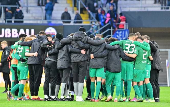 21 01 2024 Soccer Season 2023 2024 2 Soccer Bundesliga 18 Matchday SC Paderborn 07 SCP SpVgg Greuther Fürth Kleeblatt Sportfoto Zink xwoxzix DFL regulations prohibit any use of photographs as image sequences and or quasi video only for editorial use Teamkreis Mannschaft Team Fürth nach Spielende