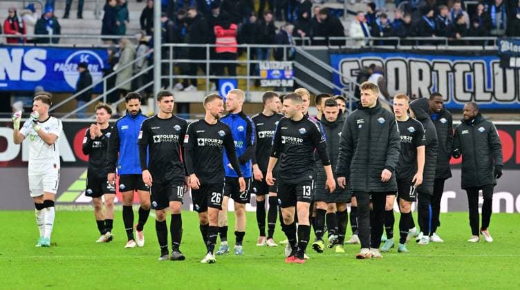 21 01 2024 Soccer Season 2023 2024 2 Soccer Bundesliga 18 Matchday SC Paderborn 07 SCP SpVgg Greuther Fürth Kleeblatt Sportfoto Zink xwoxzix DFL regulations prohibit any use of photographs as image sequences and or quasi video only for editorial use Mannschaft Team SCP disappointed Disappointment after the end of the match