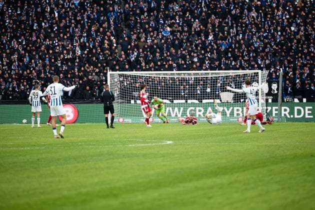 Daniel Bunk Fortuna Duesseldorf, 35 holds, GER, Hertha BSC vs Fortuna Duesseldorf, Soccer Men, 2 Bundesliga, Season 2023 2024, Matchday 18, 21 01 2024 DFL REGULATIONS PROHIBIT ANY USE OF PHOTOGRAPHS AS IMAGE SEQUENCES AND OR QUASI VIDEO GER, Hertha BSC vs Fortuna Duesseldorf, Soccer Men, 2 Bundesliga, Season 2023 2024, Matchday 18, 21 01 2024 Berlin Copyright: xEibner-Pressefotox xClaudiusxRauchx EP_CRH