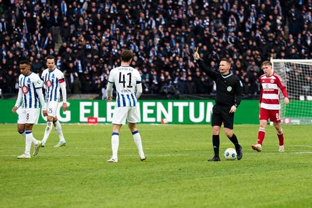 Yellow card for Pascal Klemens Hertha BSC, 41 , GER, Hertha BSC vs Fortuna Duesseldorf, Soccer Men, 2 Bundesliga, Season 2023 2024, Matchday 18, 21 01 2024 DFL REGULATIONS PROHIBIT ANY USE OF PHOTOGRAPHS AS IMAGE SEQUENCES AND OR QUASI VIDEO GER, Hertha BSC vs Fortuna Duesseldorf, Soccer Men, 2 Bundesliga, Season 2023 2024, Matchday 18, 21 01 2024 Berlin Copyright: xEibner-Pressefotox xClaudiusxRauchx EP_CRH