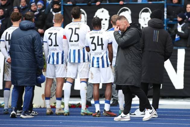 21 01 2024, xtgx, Soccer 2 Bundesliga, Hertha BSC Berlin Fortuna Duesseldorf emspor, v l Coach Pal Dardai Hertha BSC Berlin cries in front of the fan curve after the match DFL DFB REGULATIONS PROHIBIT ANY USE OF PHOTOGRAPHS as IMAGE SEQUENCES and or QUASI VIDEO Berlin
