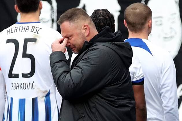 Sport Themen der Woche KW03 21.01.2024, xtgx, Fussball 2.Bundesliga, Hertha BSC Berlin - Fortuna Duesseldorf emspor, v.l. Trainer Pal Dardai (Hertha BSC Berlin) weint nach Spielende vor der Fankurve (DFL DFB REGULATIONS PROHIBIT ANY USE OF PHOTOGRAPHS as IMAGE SEQUENCES and or QUASI-VIDEO) Berlin *** 21 01 2024, xtgx, Soccer 2 Bundesliga, Hertha BSC Berlin Fortuna Duesseldorf emspor, v l Coach Pal Dardai Hertha BSC Berlin cries in front of the fan curve after the match DFL DFB REGULATIONS PROHIBIT ANY USE OF PHOTOGRAPHS as IMAGE SEQUENCES and or QUASI VIDEO Berlin