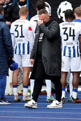 21 01 2024, xtgx, Soccer 2 Bundesliga, Hertha BSC Berlin Fortuna Duesseldorf emspor, v l Coach Pal Dardai Hertha BSC Berlin cries in front of the fan curve after the match DFL DFB REGULATIONS PROHIBIT ANY USE OF PHOTOGRAPHS as IMAGE SEQUENCES and or QUASI VIDEO Berlin