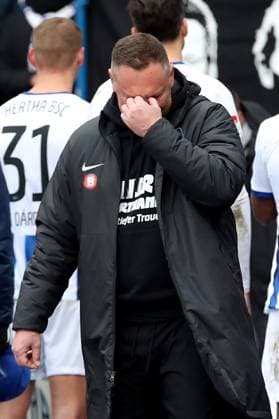 21 01 2024, xtgx, Soccer 2 Bundesliga, Hertha BSC Berlin Fortuna Duesseldorf emspor, v l Coach Pal Dardai Hertha BSC Berlin cries in front of the fan curve after the match DFL DFB REGULATIONS PROHIBIT ANY USE OF PHOTOGRAPHS as IMAGE SEQUENCES and or QUASI VIDEO Berlin