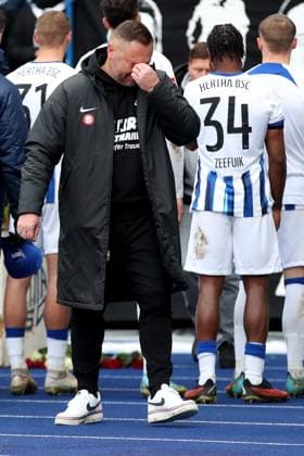 21 01 2024, xtgx, Soccer 2 Bundesliga, Hertha BSC Berlin Fortuna Duesseldorf emspor, v l Coach Pal Dardai Hertha BSC Berlin cries in front of the fan curve after the match DFL DFB REGULATIONS PROHIBIT ANY USE OF PHOTOGRAPHS as IMAGE SEQUENCES and or QUASI VIDEO Berlin