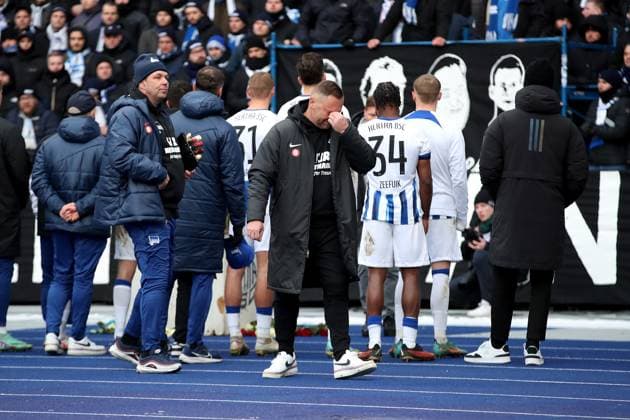 21 01 2024, xtgx, Soccer 2 Bundesliga, Hertha BSC Berlin Fortuna Duesseldorf emspor, v l Coach Pal Dardai Hertha BSC Berlin cries in front of the fan curve after the match DFL DFB REGULATIONS PROHIBIT ANY USE OF PHOTOGRAPHS as IMAGE SEQUENCES and or QUASI VIDEO Berlin