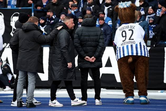21 01 2024, xtgx, Soccer 2 Bundesliga, Hertha BSC Berlin Fortuna Duesseldorf emspor, v l Coach Pal Dardai Hertha BSC Berlin cries in front of the fan curve after the match DFL DFB REGULATIONS PROHIBIT ANY USE OF PHOTOGRAPHS as IMAGE SEQUENCES and or QUASI VIDEO Berlin
