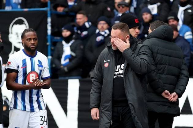 21 01 2024, xtgx, Soccer 2 Bundesliga, Hertha BSC Berlin Fortuna Duesseldorf emspor, v l Coach Pal Dardai Hertha BSC Berlin cries in front of the fan curve after the match DFL DFB REGULATIONS PROHIBIT ANY USE OF PHOTOGRAPHS as IMAGE SEQUENCES and or QUASI VIDEO Berlin