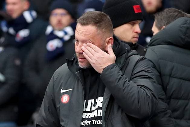 21 01 2024, xtgx, Soccer 2 Bundesliga, Hertha BSC Berlin Fortuna Duesseldorf emspor, v l Coach Pal Dardai Hertha BSC Berlin cries in front of the fan curve after the match DFL DFB REGULATIONS PROHIBIT ANY USE OF PHOTOGRAPHS as IMAGE SEQUENCES and or QUASI VIDEO Berlin