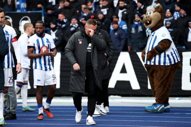 21 01 2024, xtgx, Soccer 2 Bundesliga, Hertha BSC Berlin Fortuna Duesseldorf emspor, v l Coach Pal Dardai Hertha BSC Berlin cries in front of the fan curve after the match DFL DFB REGULATIONS PROHIBIT ANY USE OF PHOTOGRAPHS as IMAGE SEQUENCES and or QUASI VIDEO Berlin