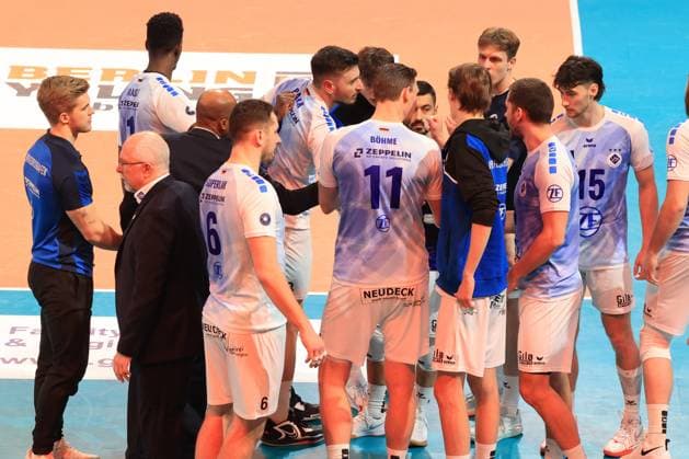 DEU, DVV, 1 VBL, BR Volleys vs VFB Friredrichshafen, 21 01 2024, Max Schmeling Halle, Berlin, DEU, DVV, 1 VBL, BR Volleys vs VFB Friredrichshafen, in the picture head coach Mark Lebedew Friedrichshafen , Friedrichshafen players circle Photo Juergen Engler nordphoto GmbH nordphotoxGmbHx xEngler nph00076