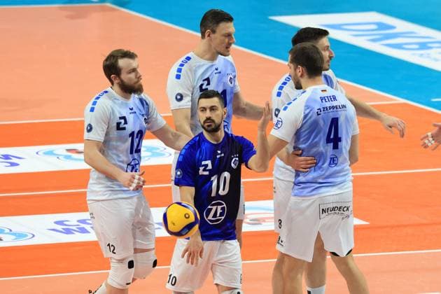 DEU, DVV, 1 VBL, BR Volleys vs VFB Friredrichshafen, 21 01 2024, Max Schmeling Halle, Berlin, DEU, DVV, 1 VBL, BR Volleys vs VFB Friredrichshafen, in the picture Friedrichshafen players circle Photo Juergen Engler nordphoto GmbH nordphotoxGmbHx xEngler nph00076