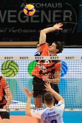 DEU, DVV, 1 VBL, BR Volleys vs VFB Friredrichshafen, 21 01 2024, Max Schmeling Halle, Berlin, DEU, DVV, 1 VBL, BR Volleys vs VFB Friredrichshafen, in the picture Timothee Carle BR Volleys 9 , Aleksa Batak Friedrichshafen 8 Photo Juergen Engler nordphoto GmbH nordphotoxGmbHx xEngler nph00076