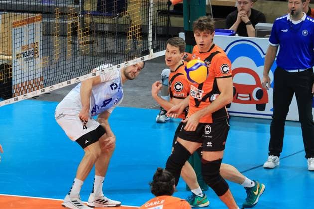 DEU, DVV, 1 VBL, BR Volleys vs VFB Friredrichshafen, 21 01 2024, Max Schmeling Halle, Berlin, DEU, DVV, 1 VBL, BR Volleys vs VFB Friredrichshafen, in the picture Johannes Tille BR Volleys 6 , Tobias Krick BR Volleys 21 , Tim Peter Friedrichshafen 4 Photo Juergen Engler nordphoto GmbH nordphotoxGmbHx xEngler nph00076