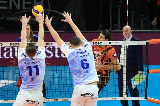 DEU, DVV, 1 VBL, BR Volleys vs VFB Friredrichshafen, 21 01 2024, Max Schmeling Halle, Berlin, DEU, DVV, 1 VBL, BR Volleys vs VFB Friredrichshafen, in the picture Timothee Carle BR Volleys 9 , Coach Joel Banks BR Volleys , Marcus Boehme Friedrichshafen 11 , Michal Superlak Friedrichshafen 6 Photo Juergen Engler nordphoto GmbH nordphotoxGmbHx xEngler nph00076